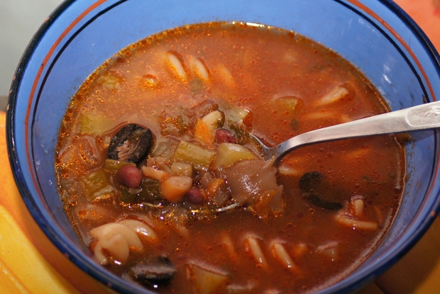 Томатный суп с красной фасолью и вешенками