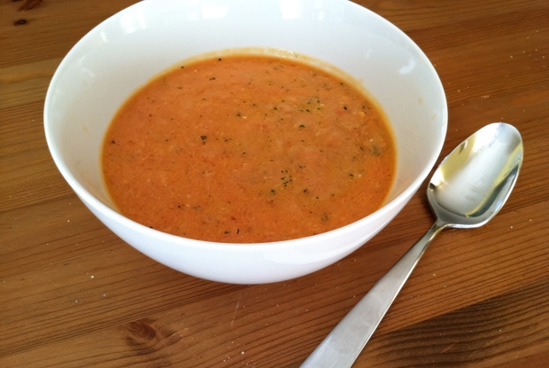 Томатный суп с свежим базиликом и сливками