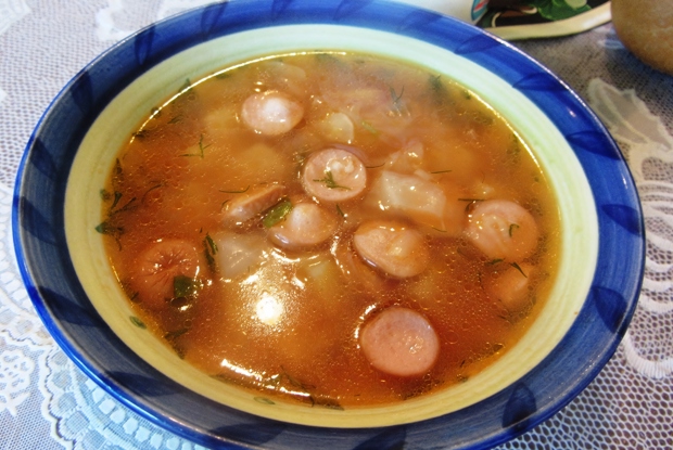 Томатный суп с копчеными сосисками
