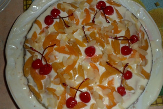 Торт со сметанным кремом и консервированными фруктами