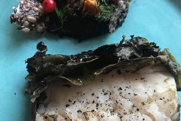 Треска в водорослях с черным картофельным пюре и маринованными лисичками