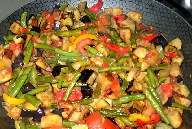 Тушеные овощи в соусе