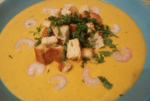 Тыквенный крем-суп со сливками, креветками и имбирем