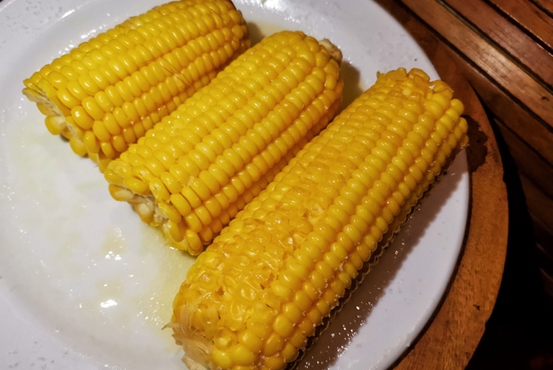 Вареная сливочная кукуруза с солью