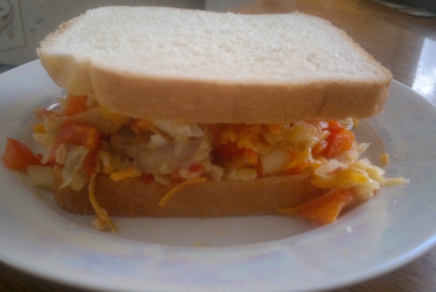Вегетарианский бутерброд с овощами и грибами