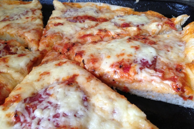 Воздушная пицца с салями и двумя видами сыра