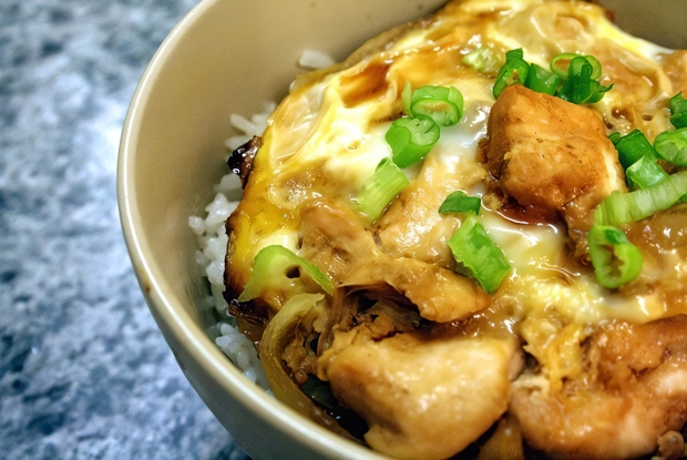 Японский омлет с рисом и курицей (оякодон)