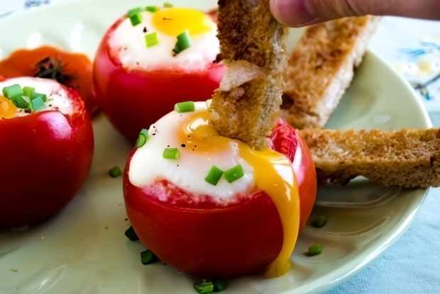 Яйца в помидорах с зеленым луком
