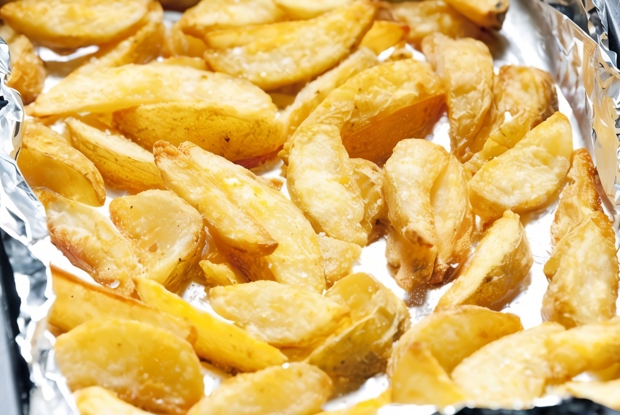 Запеченые на гриле дольки картофеля с луком