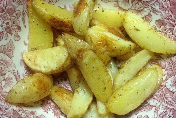 Запеченные картофельные дольки с чесноком и розмарином