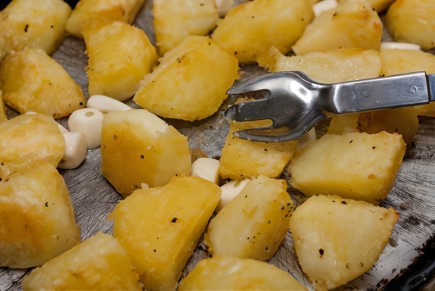 Запеченный картофель с чесноком и лимоном