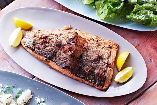 Запеченный лосось с картофелем и латуком