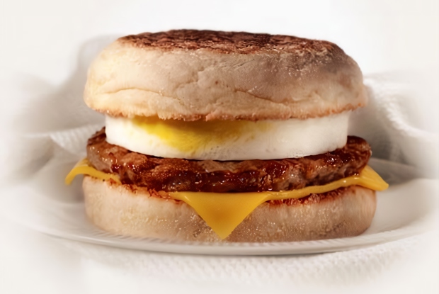 Завтрак из McDonald’s. Макмаффин с яйцом и свиной котлетой