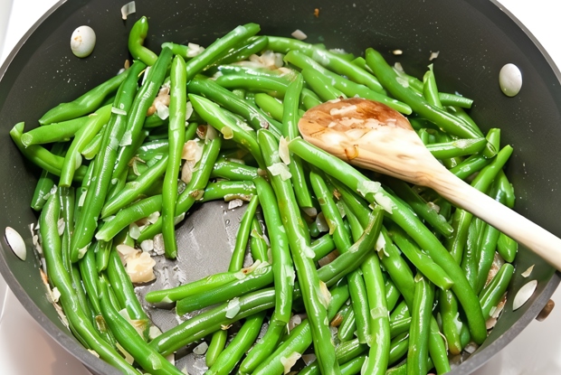 Зеленая фасоль со сливочным маслом и травами