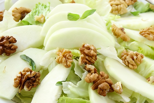 Зеленый салат с яблоками и орехами