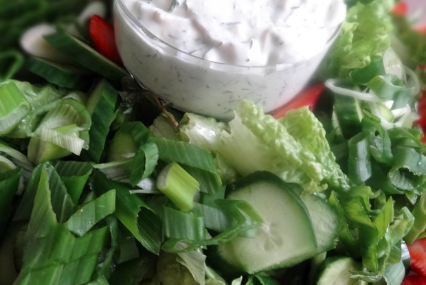 Зеленый салат с клубникой