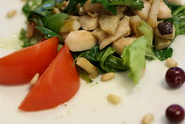 Зеленый салат с курицей и белыми грибами