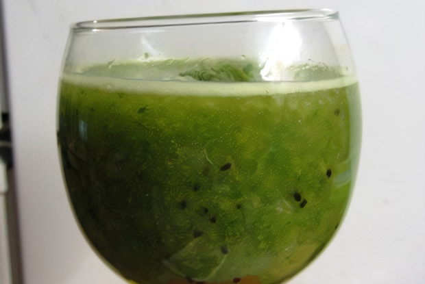 Зеленый смузи со шпинатом и киви