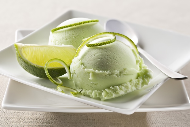 Зеленое мороженое из авокадо с текилой
