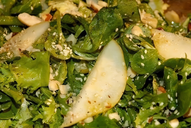 Зеленый салат с фасолью, грушей и бразильскими орехами