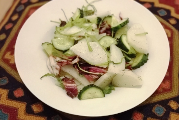Зеленый салат с огурцом, дайконом и руколой