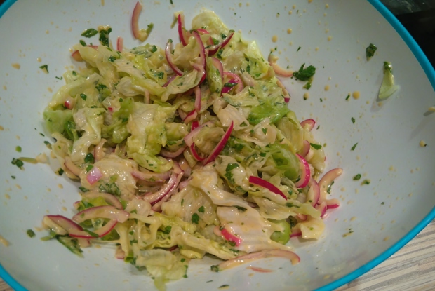 Зеленый салат с пикантной заправкой