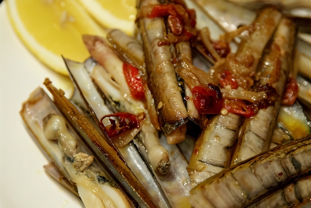 Жареные моллюски-ножи (навахас) с кайенским перцем