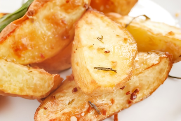 Жареный картофель с чесноком