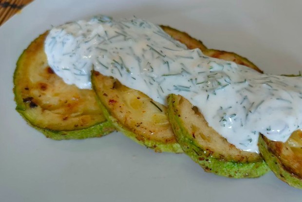 Жареные кабачки со сметанным соусом