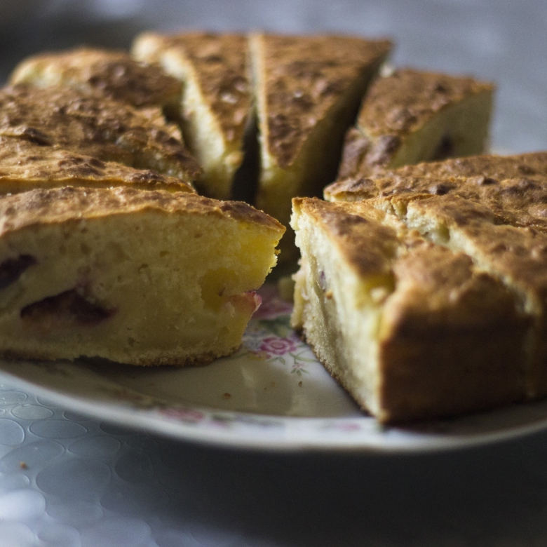 Пирог шарлотка на сметане с яблоками рецепт рецепт с фото пошагово