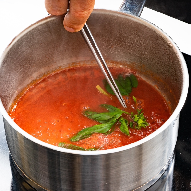 Быстрый томатный соус с базиликом и чесноком