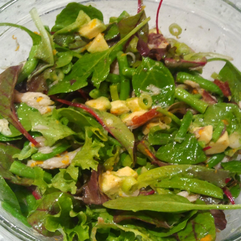 Цитрусовый салат из копчёной макрели