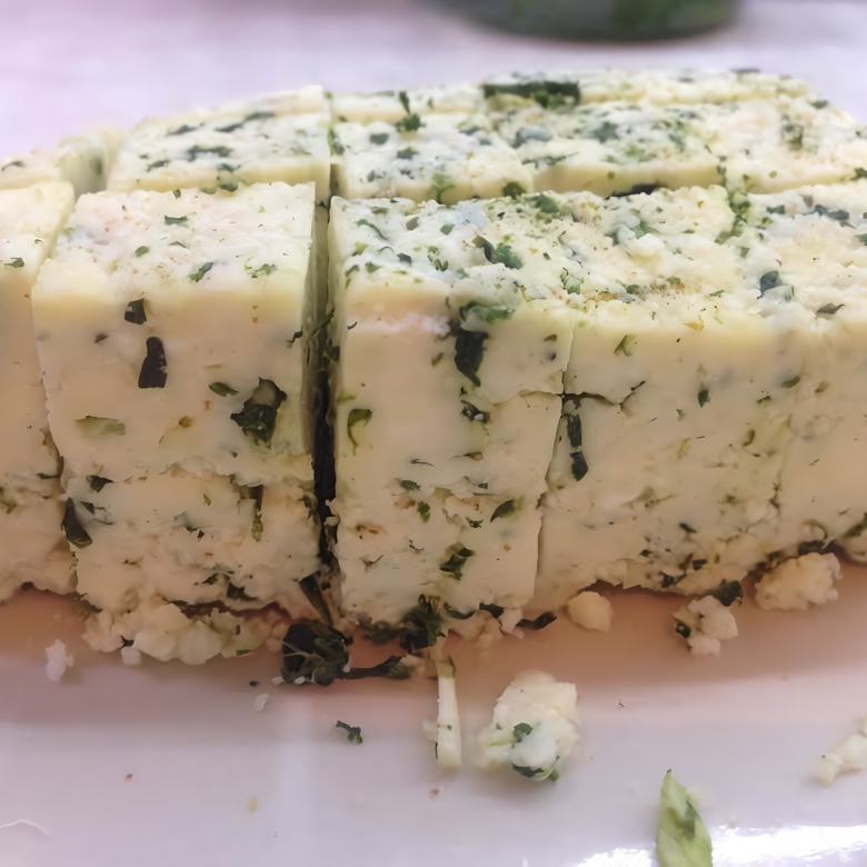 Домашний сыр на кефире с зеленью