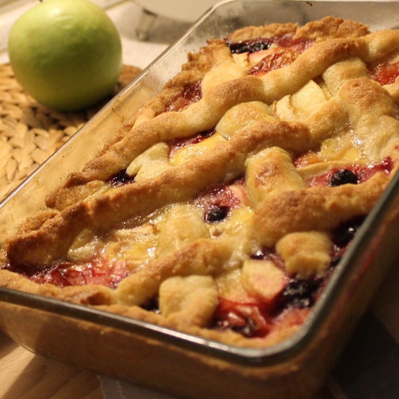Фруктовый пирог с яблоками и сливами