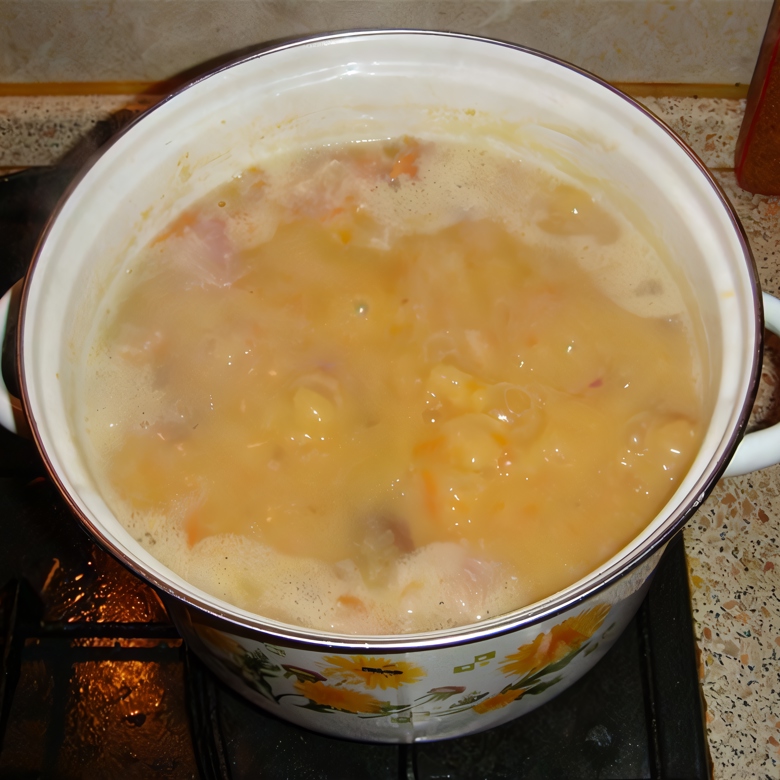 Ароматный гороховый суп с копченой рулькой