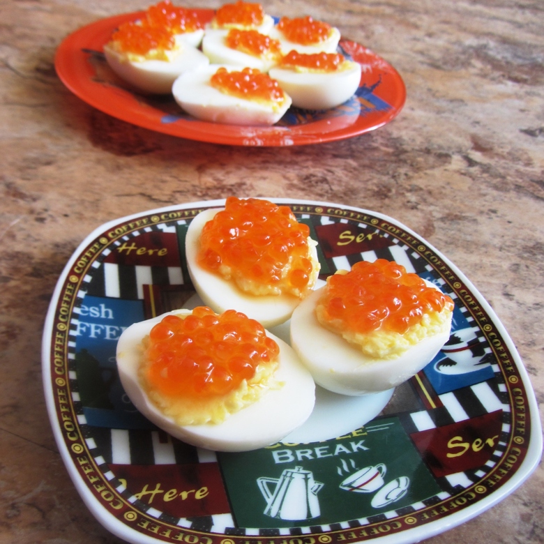 Яйца фаршированные сыром и икрой