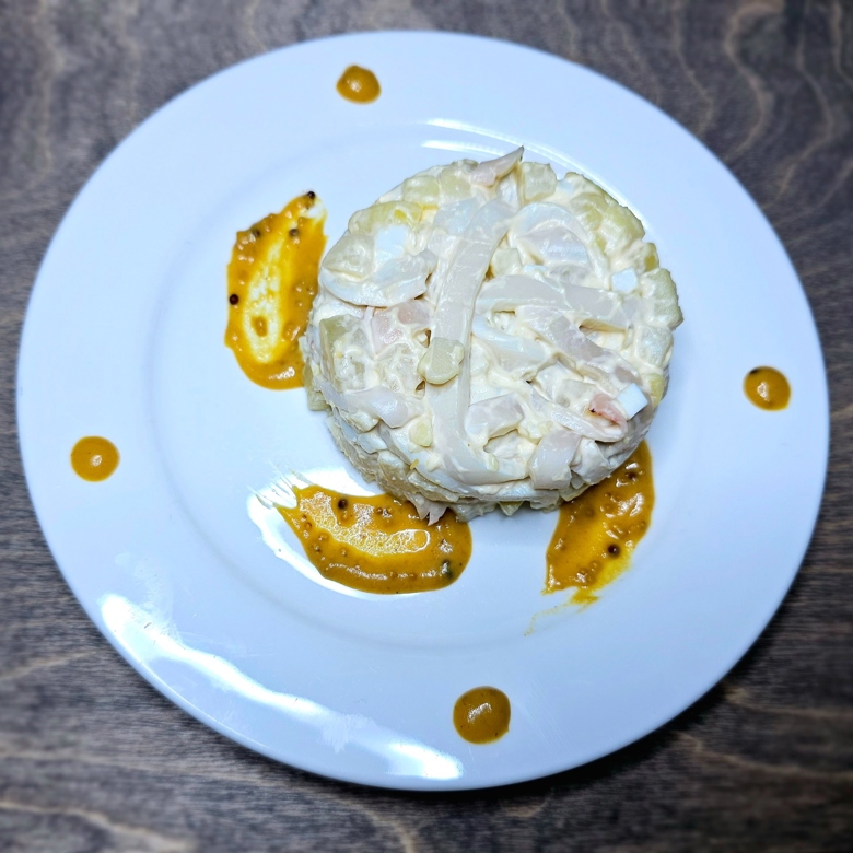 Кальмаровый салат с медово-горчичной заправкой