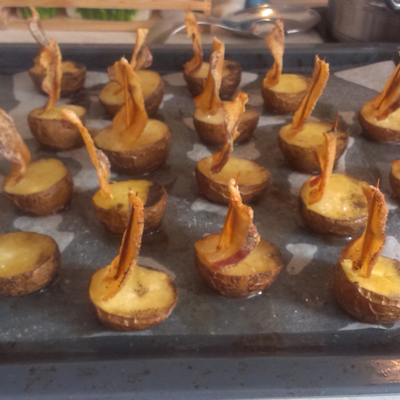 Картофельные лодочки с беконом и сыром