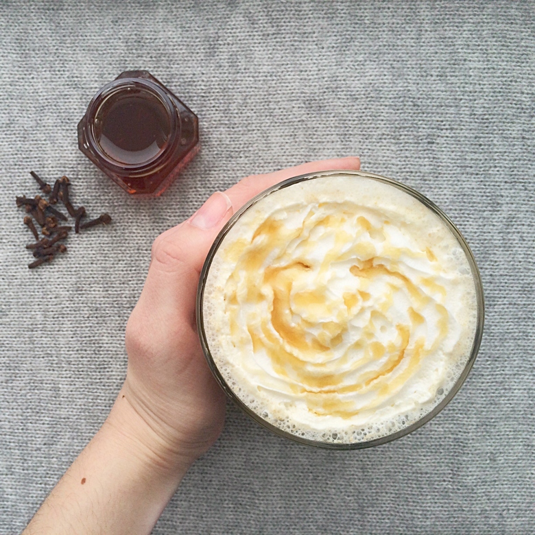 Кофе латте с гвоздикой и гречишным медом