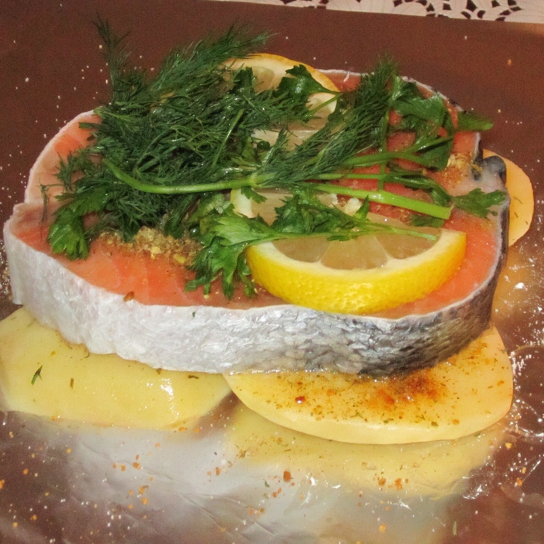 Рыба, запечённая в фольге с помидорами, сыром и грибами: рецепт - Лайфхакер