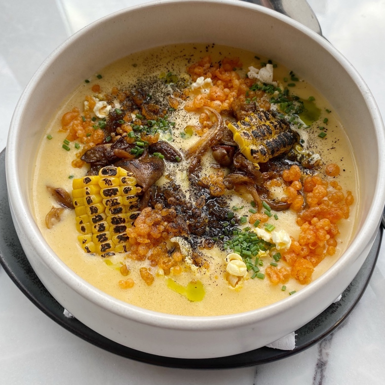 Кукурузный крем-суп с жареными вешенками