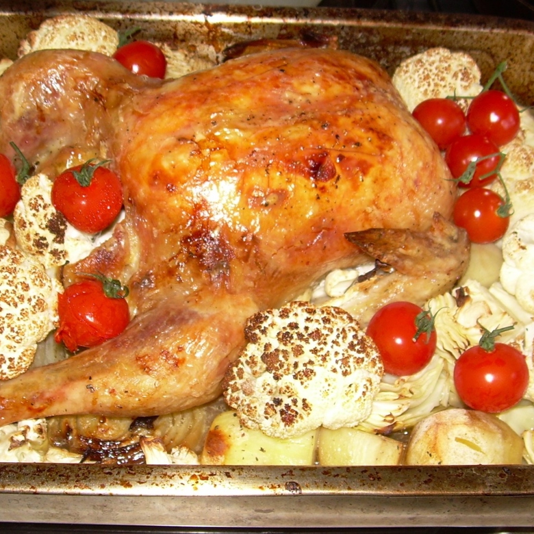 Курица, запеченная с овощами и сладким перцем