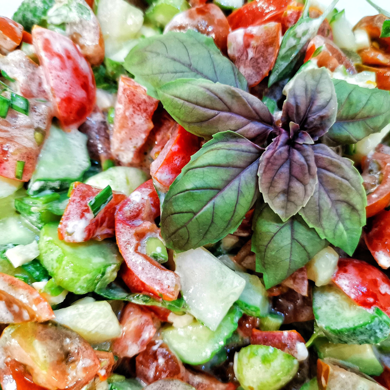 Летний овощной салат с базиликом и ткемали