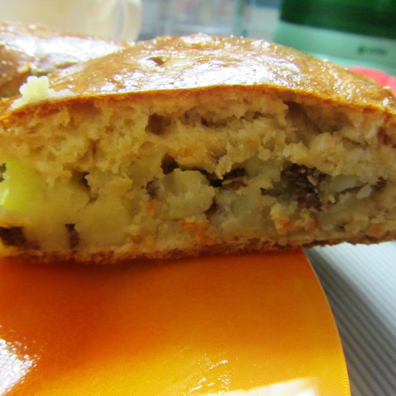 Мясной пирог с картофелем на кефирном тесте