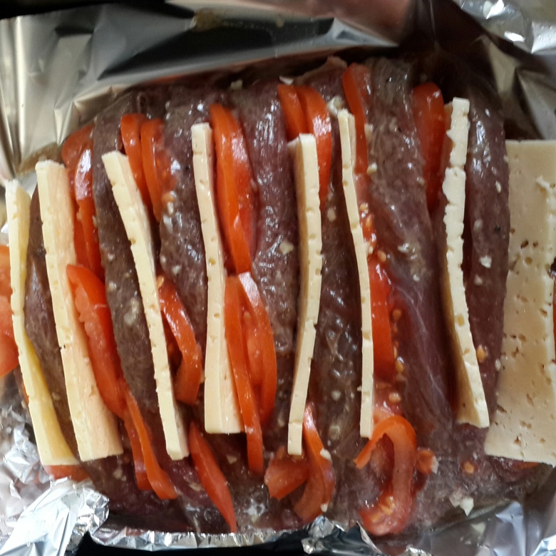 Мясо, запеченное гармошкой с сыром и помидорами