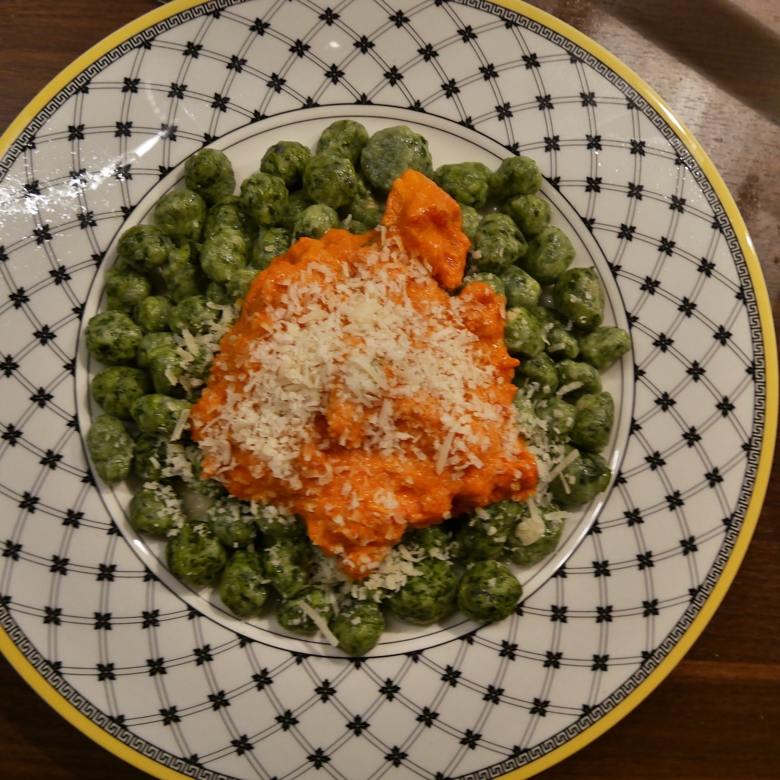 Ньокки из шпината и рикотты с томатным соусом