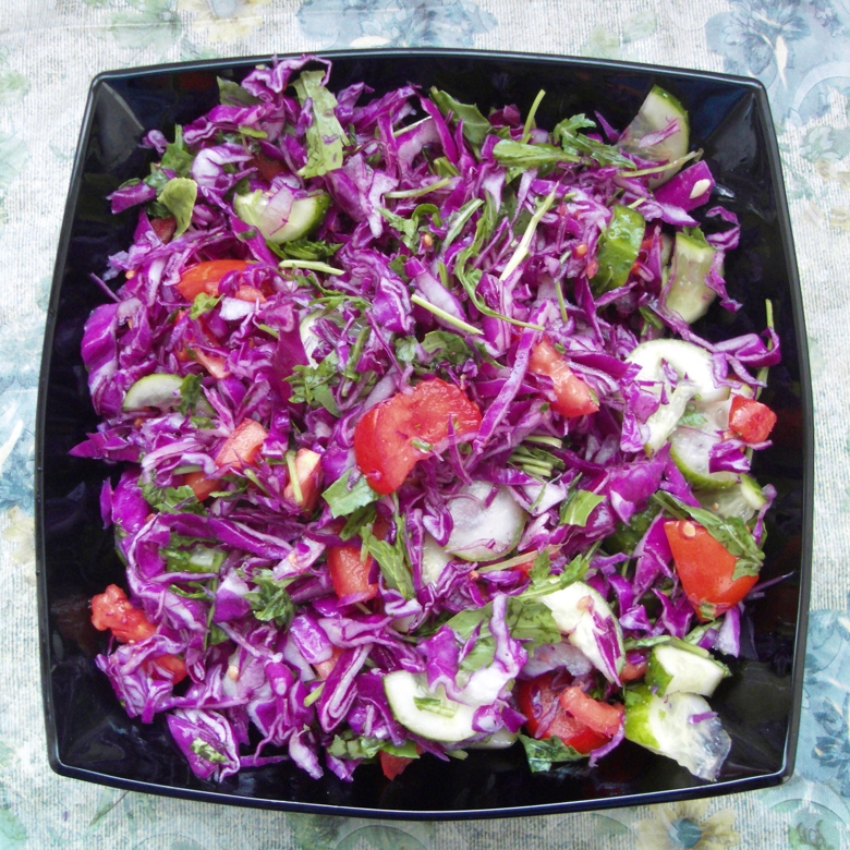 Овощной салат с краснокочанной капустой