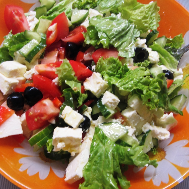 Салат из свежих овощей с сыром и оливками