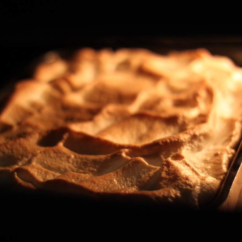 Песочный пирог с вишней и безе, пошаговый рецепт с фото на Вкусно готовим