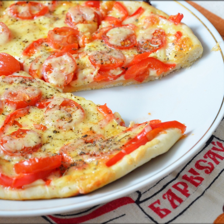 Пицца по-итальянски с помидорами черри и двумя видами сыра